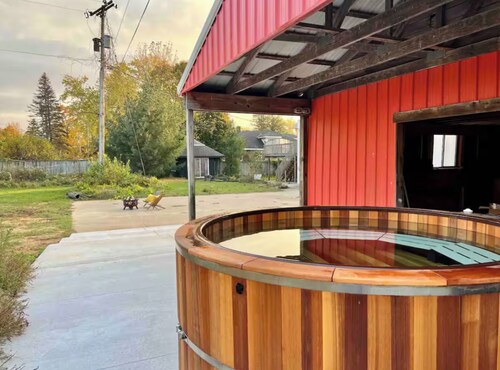 Massive Funky Artist Designed Space with a Hot Tub! Five minutes to the beach!