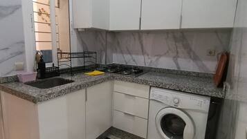 Een microgolfoven, een kookplaat, een koffiezetapparaat/waterkoker