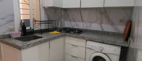 Een microgolfoven, een kookplaat, een koffiezetapparaat/waterkoker