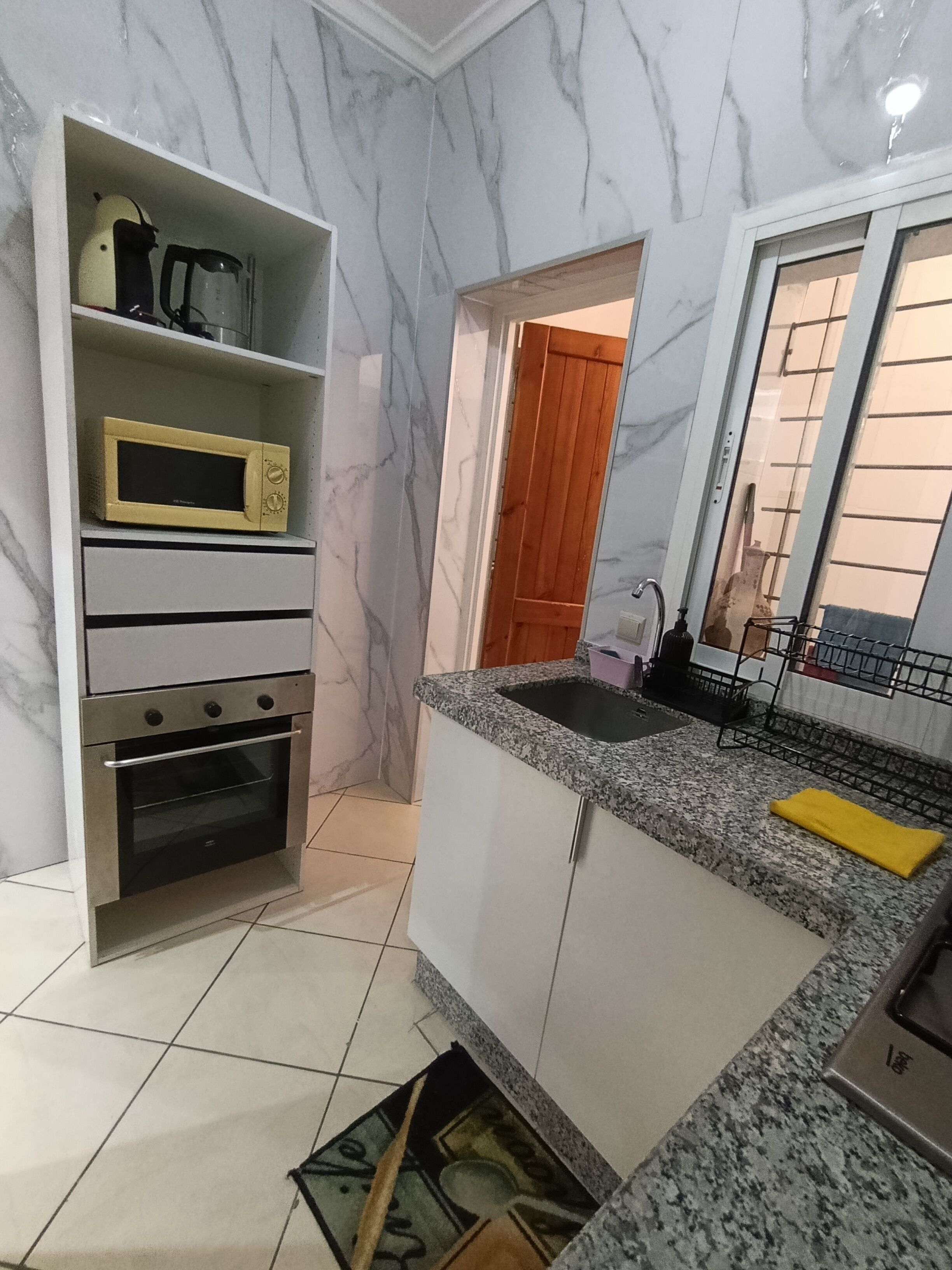 Microondas, parrilla de estufa y cafetera y tetera 