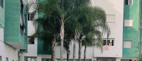 Un edificio con un patio central, rodeado de varios pisos con balcones.