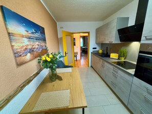 Mikrowelle, Ofen, Herdplatte, Geschirrspüler