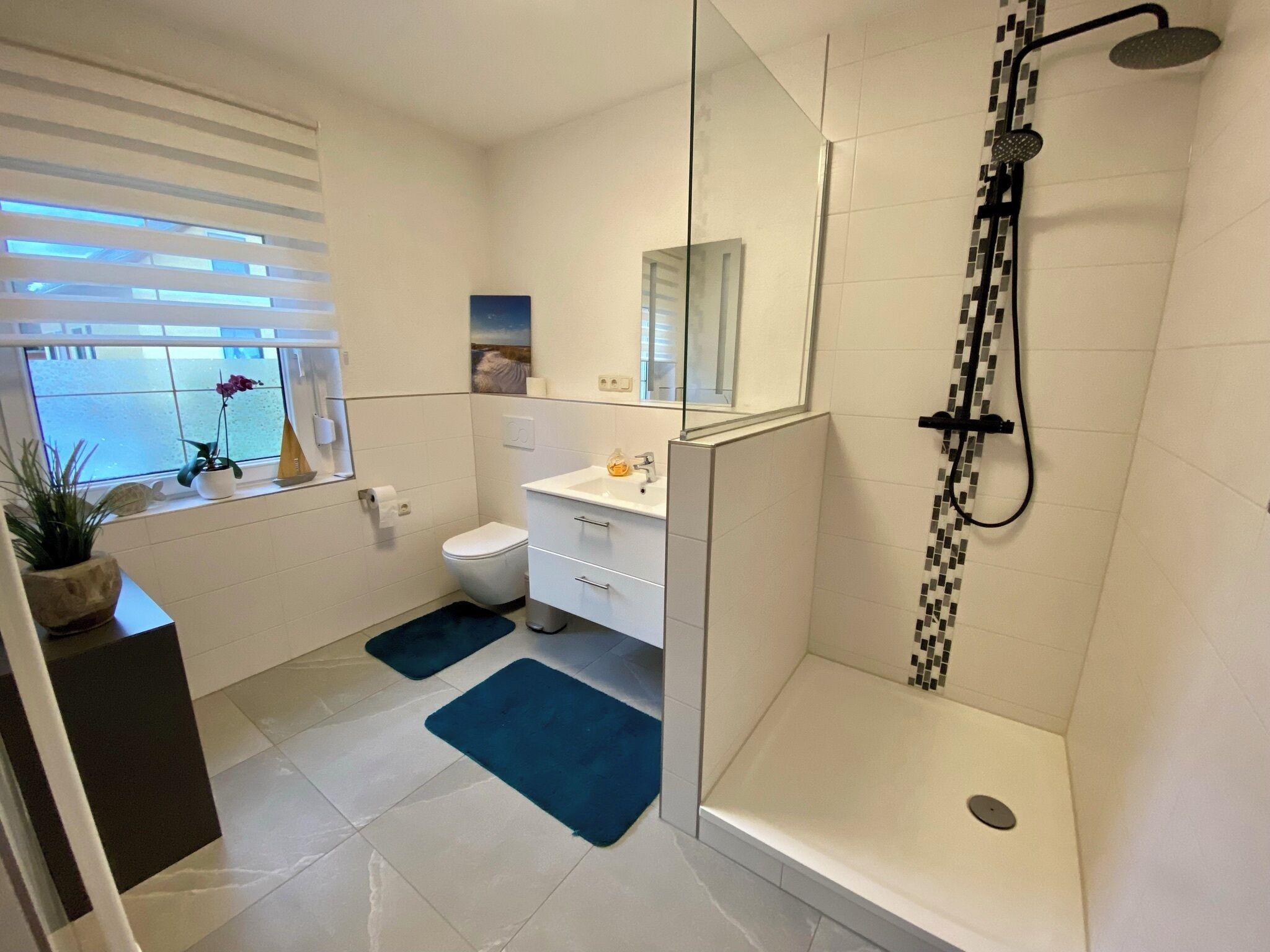 Een douche, een haardroger, handdoeken, zeep