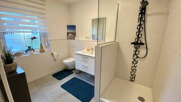 Een douche, een haardroger, handdoeken, zeep