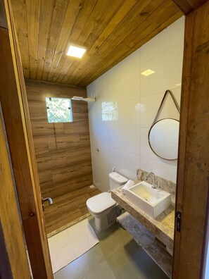 Casa clásica, vista al jardín | Baño | Toallas y papel de baño