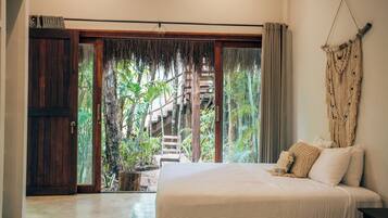 4 bedrooms, desk, iron/ironing board, WiFi