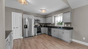 Frigorífic, microones, forn i placa de cuina