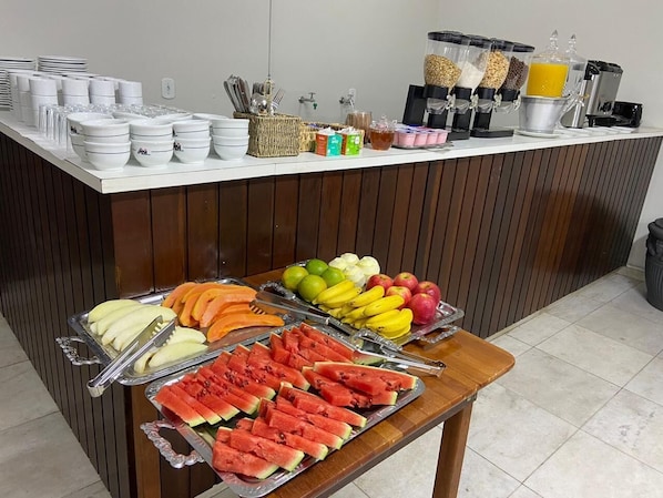 Café da manhã com buffet grátis todos os dias