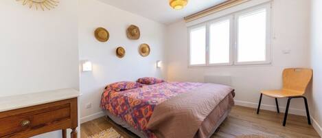 2 slaapkamers, een strijkplank/strijkijzer, reisbedje, wifi