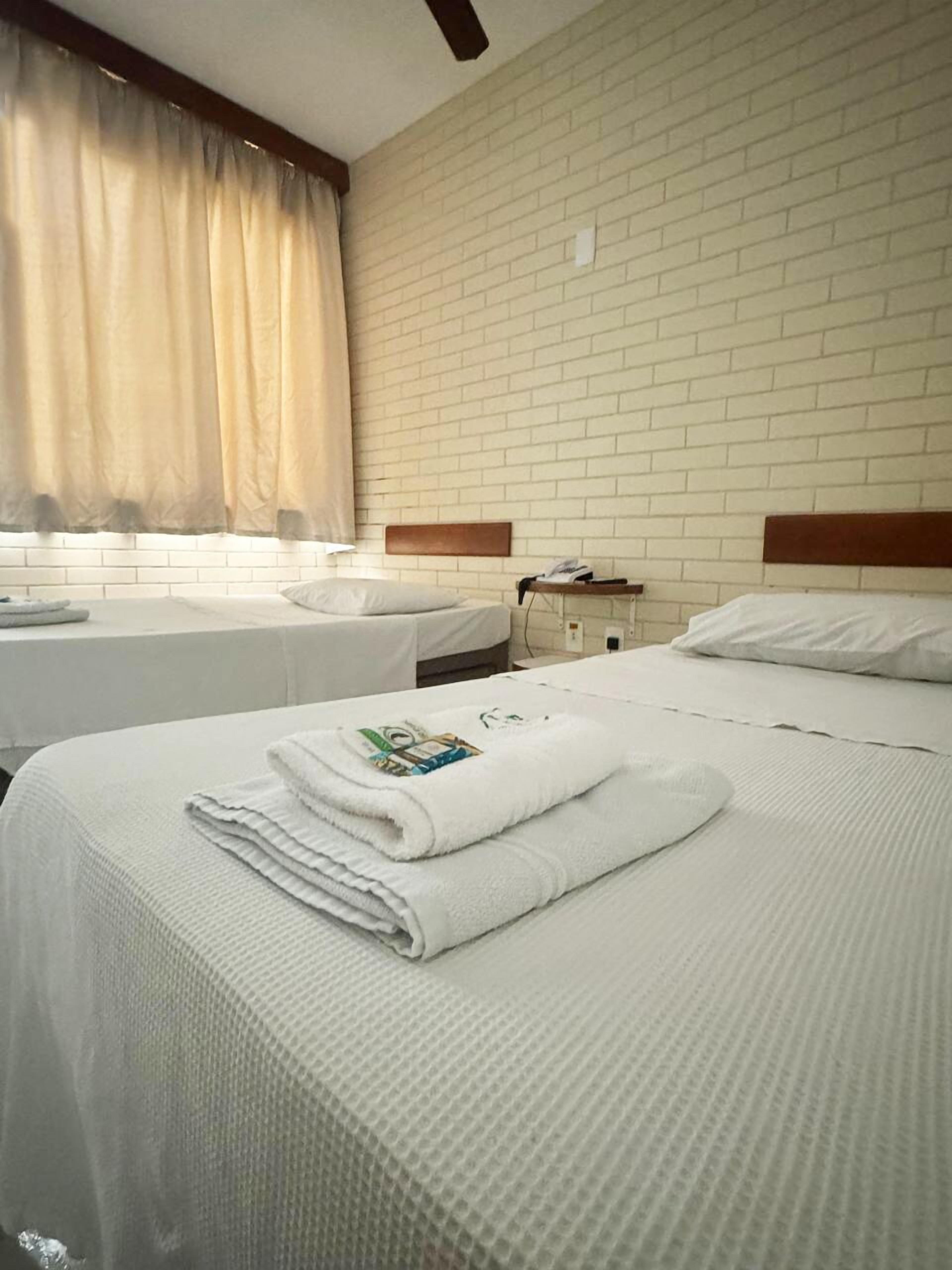 Quarto econômico, 2 camas de solteiro | Wi-Fi de cortesia, roupa de cama