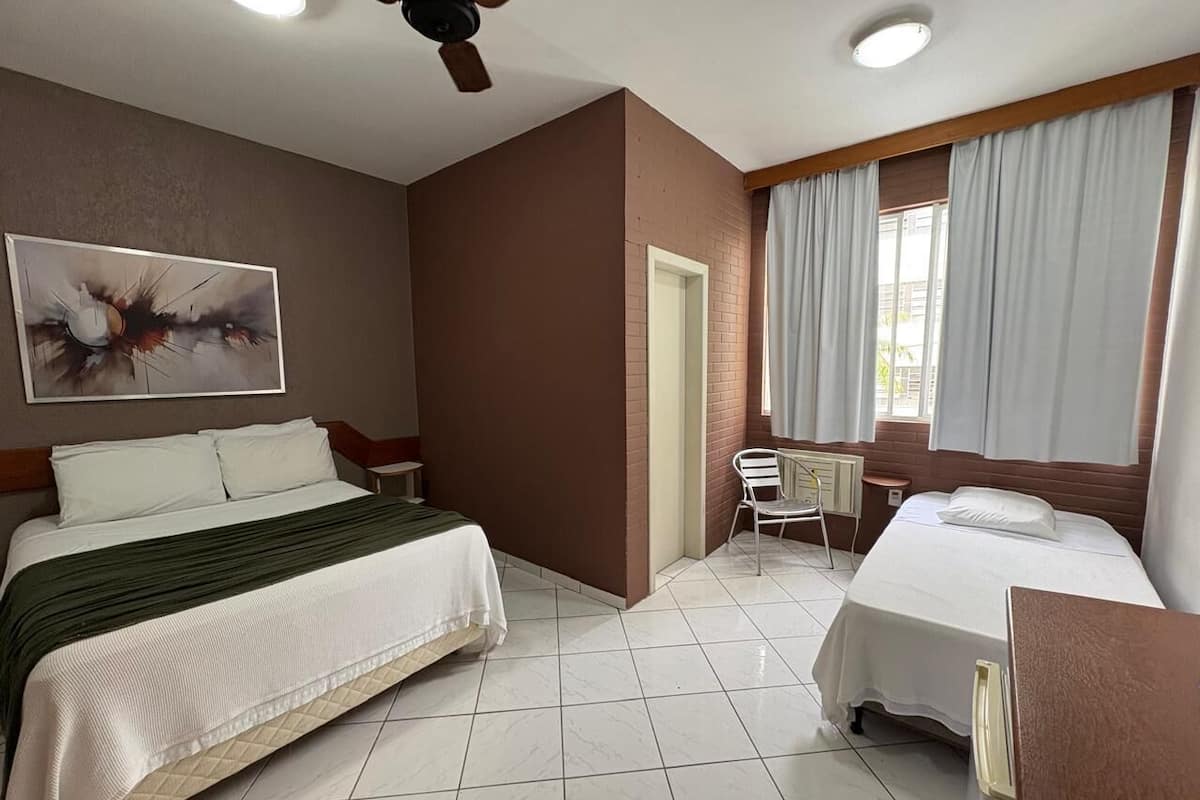 Habitación triple básica | Wifi gratis y ropa de cama