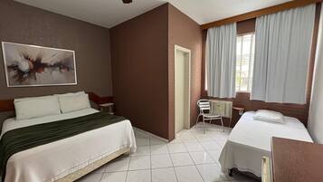 Habitación triple básica | Wifi gratis y ropa de cama