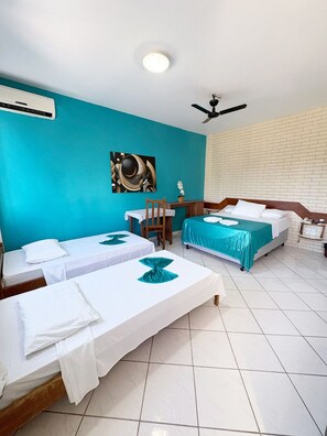 Habitación cuádruple Confort | Wifi gratis y ropa de cama