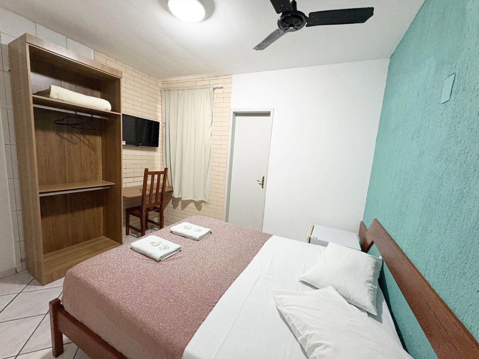 Quarto casal econômico | Wi-Fi de cortesia, roupa de cama