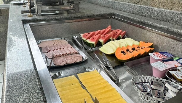 A buffet with various food items including sliced meats, fruits, and dairy products. - Big Hotel - Florianopolis continental (Florianopolis)