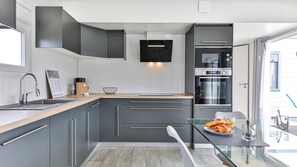 Fridge, microwave, oven, stovetop - Close to the ocean, Relaxation and Premium services - Swimming pool, Spa, Fitness (Sainte-Foy)