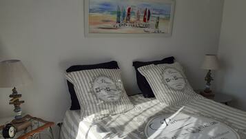 2 chambres, bureau, fer et planche Ă repasser, lit parapluie