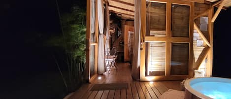 Outdoor spa tub