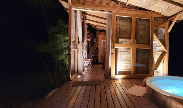 Outdoor spa tub