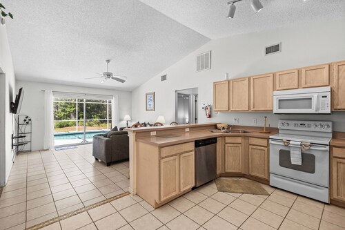 3-bedroom villa in fantastic Clermont that backs on to a Conservation Area