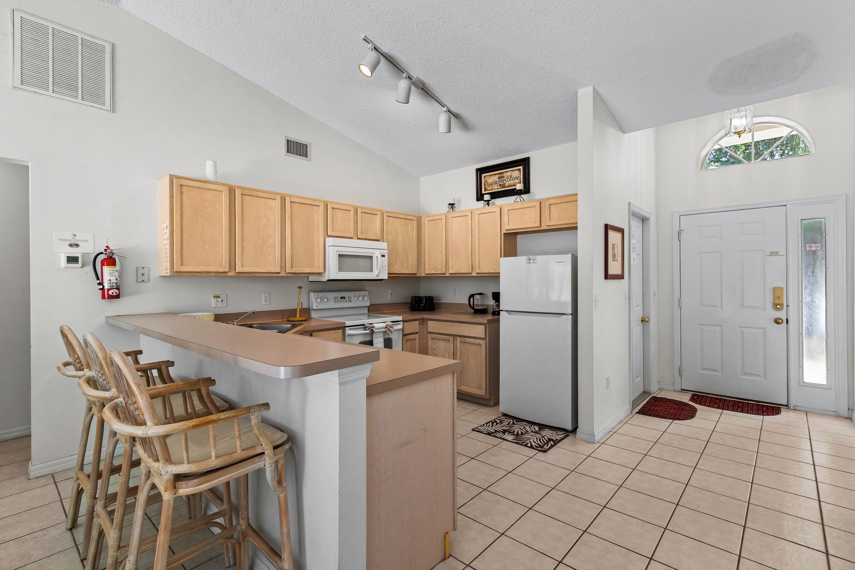 Réfrigérateur, micro-ondes, plaque de cuisson, lave-vaisselle