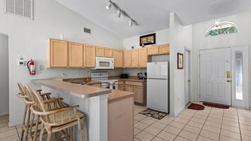 Réfrigérateur, micro-ondes, plaque de cuisson, lave-vaisselle