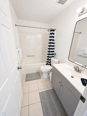Shower, hair dryer, towels, soap - 3-bedroom villa in fantastic Clermont that backs on to a Conservation Area (Clermont)