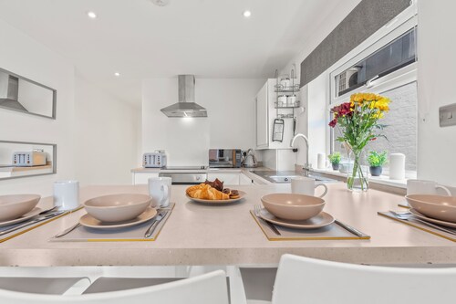 Beautiful modern flat on mill road w//fire pit and table tennis 