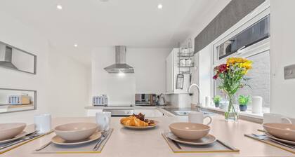 Beautiful modern flat on mill road w//fire pit and table tennis