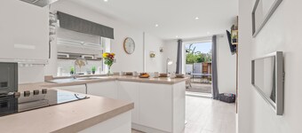 Beautiful modern flat on mill road w//fire pit and table tennis 