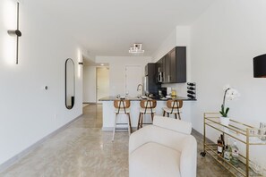 TV, books - Lux Design Apartment near beach (Fort Lauderdale)