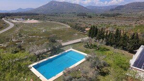 A swimming pool surrounded by trees and a mountainous landscape. - Zielo Mobil Home (Tirig)