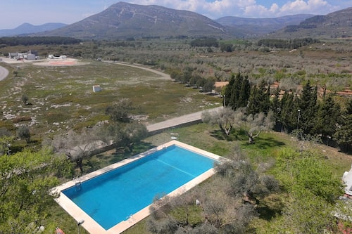 Una piscina al aire libre de temporada, tumbonas