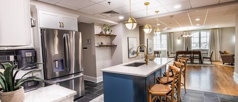 Réfrigérateur, micro-ondes, four, plaque de cuisson