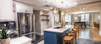 HUGE Penthouse Suite- 3 BR & 2 Bath w/Elevator. Walk to UK-Downtown-Rupp