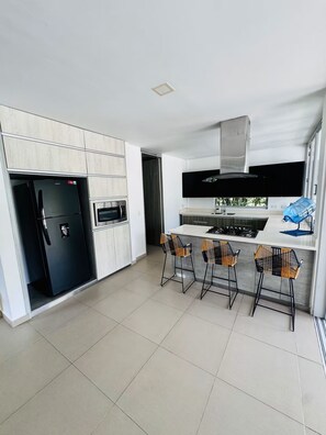 Mikrobølgeovn, oppvaskmaskin, kaffetrakter/tekoker og hurtigmikser