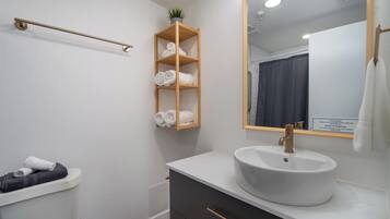 Dusche, Haartrockner, Handtücher, Toilettenpapier