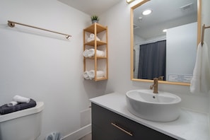 Dusche, Haartrockner, Handtücher, Toilettenpapier