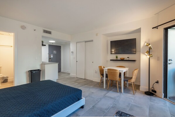 1 habitación, tabla de planchar con plancha, wifi y ropa de cama
