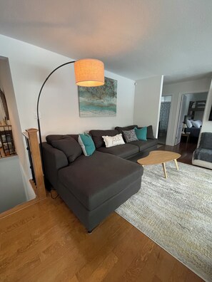 Smart-TV, Kamin, Videospiele, Tischfußball