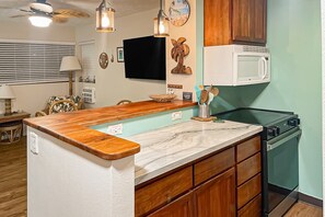 Frigorífico, microondas, horno y placa de cocina