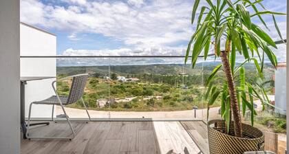 Seabreeze Apartment - Your Beachside Getaway by Lisbeyond