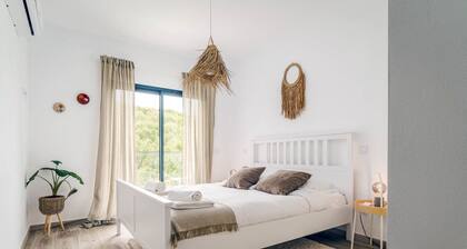 Seabreeze Apartment - Your Beachside Getaway