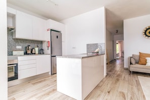 Réfrigérateur, plaque de cuisson, lave-vaisselle, tables à manger