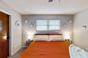 3 bedrooms, iron/ironing board, internet, bed sheets