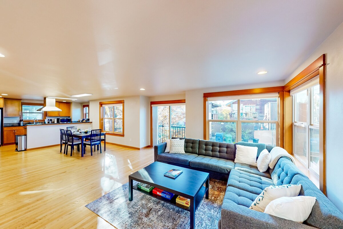 Spacious Tri-Level Townhome, near Seahawks & Mariners stadiums & downtown