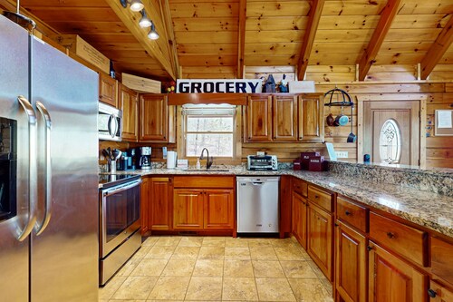 Picturesque log cabin in Aska adventure area w/access to Lake Blue Ridge