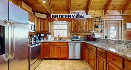 Picturesque log cabin in Aska adventure area w/access to Lake Blue Ridge