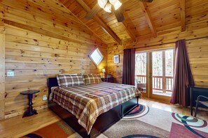 4 bedrooms, internet, bed sheets - Picturesque log cabin in Aska adventure area w/access to Lake Blue Ridge (Blue Ridge)