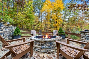 Property grounds - Picturesque log cabin in Aska adventure area w/access to Lake Blue Ridge (Blue Ridge)